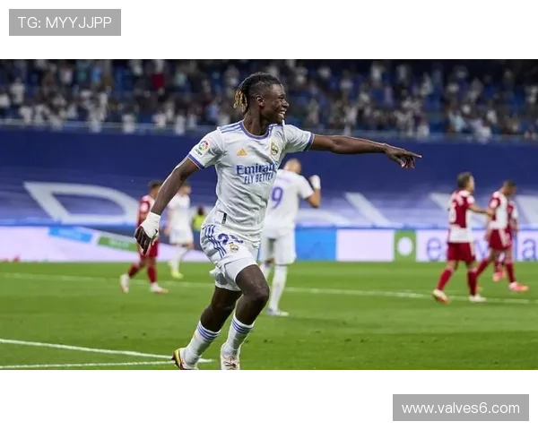 卡马文加：对抗与覆盖如何支撑中场防守