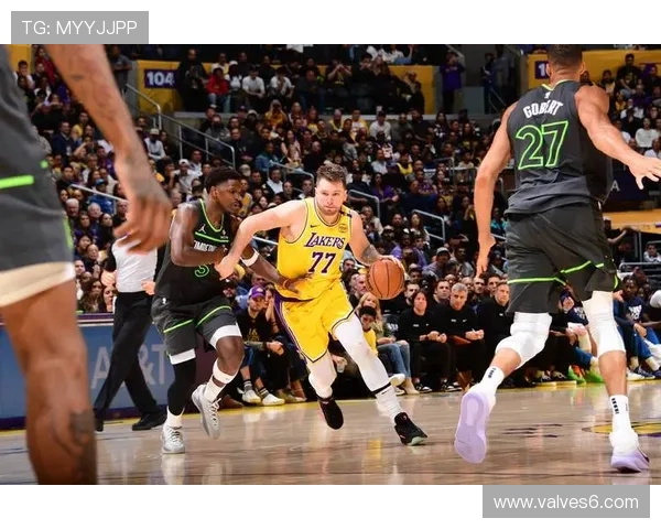 戈贝尔挡拆高效制造防守错位 拉开内线得分空间